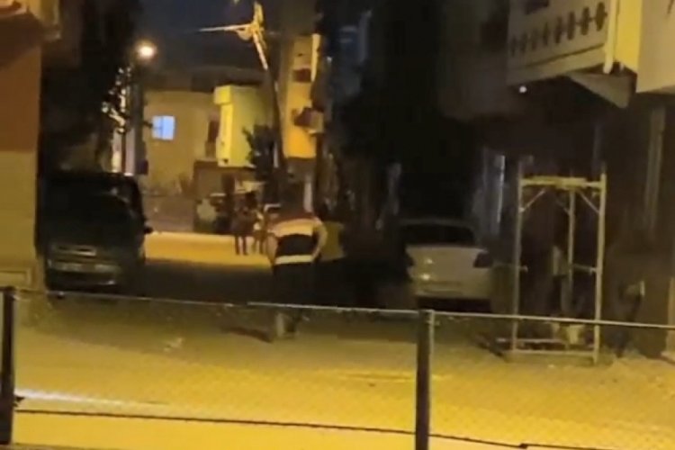 Bursa'da &ccedil;&ouml;p atma y&uuml;z&uuml;nden b&ouml;yle kavga ettiler