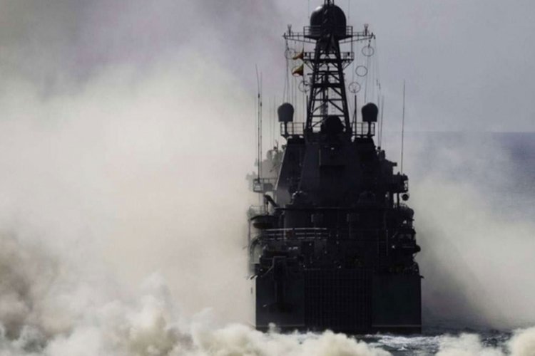 Rusya, İngiliz savaş gemisine uyarı ateşi açtı