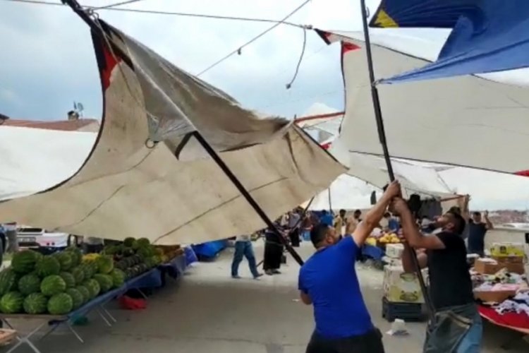 Şiddetli rüzgar pazarcıların tentelerini uçurdu