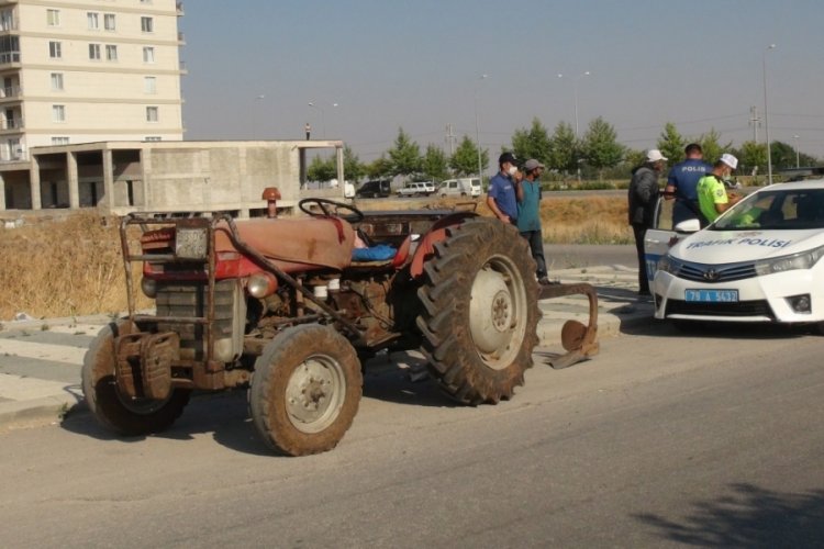Trakt&ouml;rle &ccedil;arpışan motosikletin s&uuml;r&uuml;c&uuml;s&uuml; hayatını kaybetti