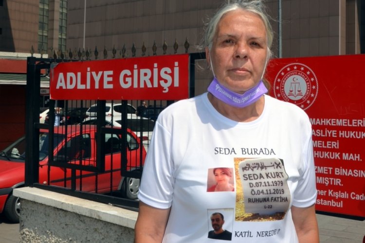 &Ouml;ld&uuml;r&uuml;len kızının mezar taşı fotoğraflı tiş&ouml;rt&uuml;yle duruşmaya geldi