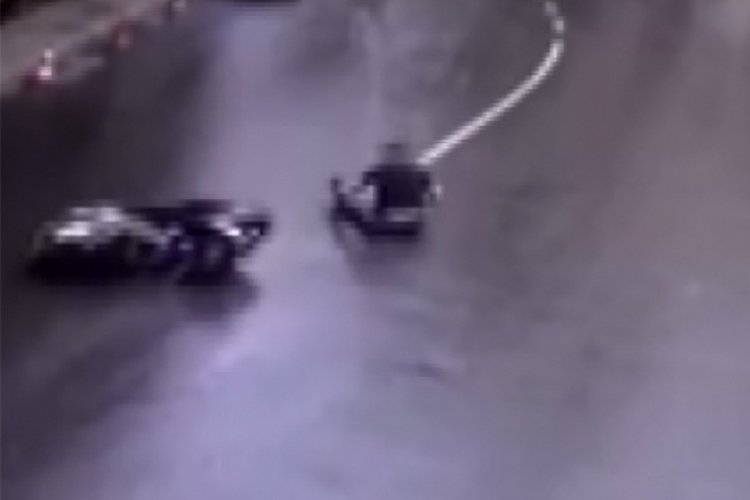S&uuml;r&uuml;c&uuml;, kayganlaşan yolda motorun hakimiyetini kaybetti