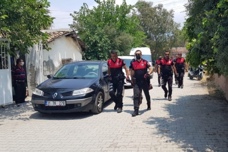 Ailesiyle kavga etti, m&uuml;dahale eden polisi bı&ccedil;akladı