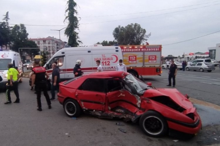 Tırın &ccedil;arptığı araba hurdaya d&ouml;nd&uuml;