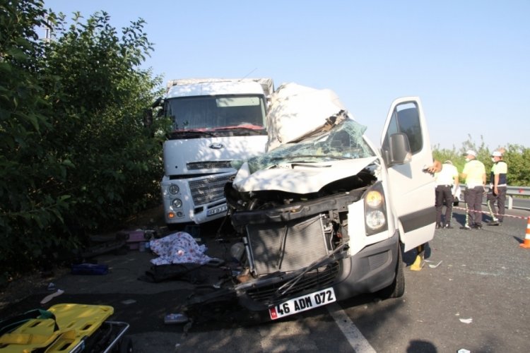 Minib&uuml;s ikiye b&ouml;l&uuml;nd&uuml;! 3 &ouml;l&uuml;, 12 yaralı var