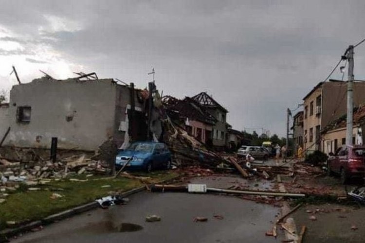 Kasırga, &Ccedil;ekya'yı yerle bir etti: 150 yaralı