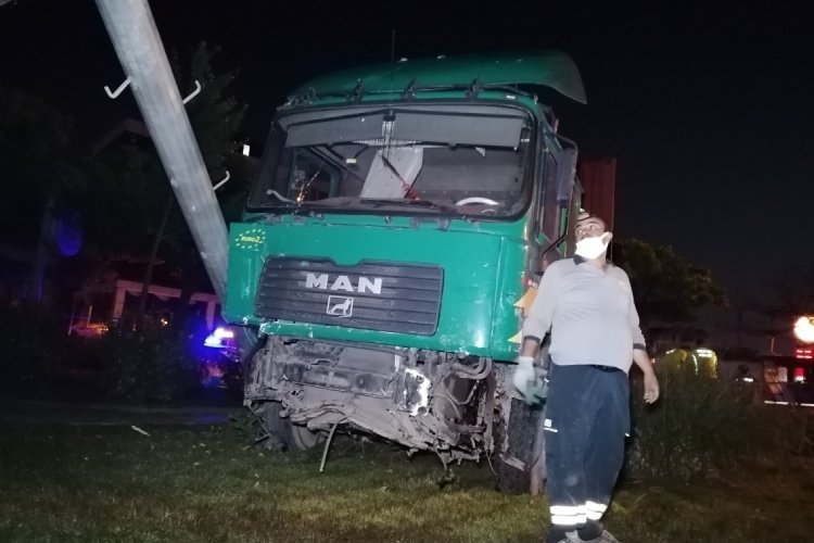 Park halindeyken freni boşalan tır ortalığı savaş alanına &ccedil;evirdi