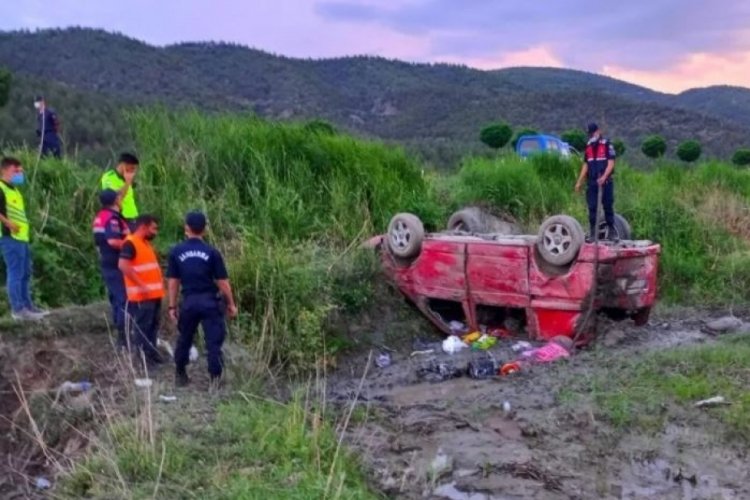 &Ccedil;orum'da feci kaza! Minib&uuml;s&uuml; devrildi: Anne-oğul &ouml;ld&uuml;