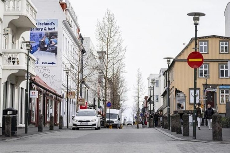 İzlanda t&uuml;m koronavir&uuml;s kısıtlamalarını kaldırıyor