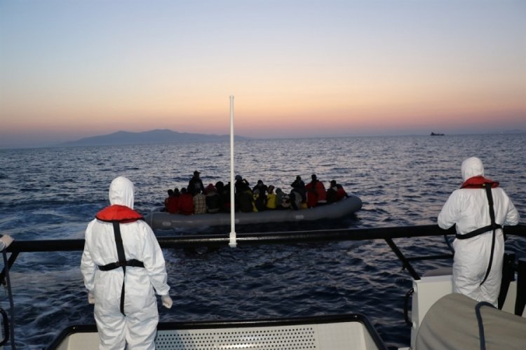 İzmir a&ccedil;ıklarında T&uuml;rk kara sularına itilen 32 sığınmacı kurtarıldı