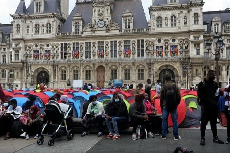 Y&uuml;zlerce d&uuml;zensiz g&ouml;&ccedil;men, Paris'in ortasına &ccedil;adır kurdu