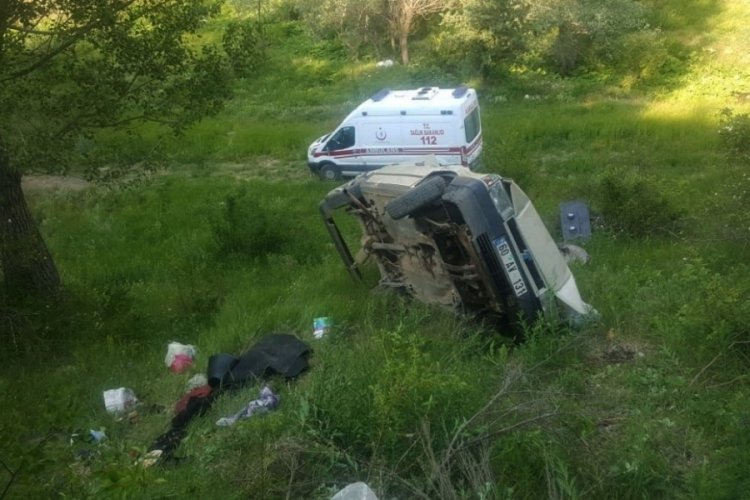 Şarampole devrilen otomobildeki 1 kişi &ouml;ld&uuml;, 4'&uuml; &ccedil;ocuk 6 kişi yaralandı