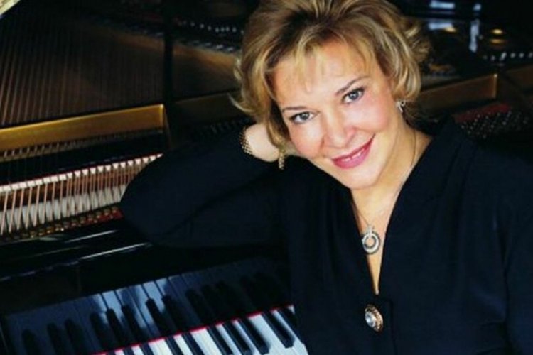 Piyanist G&uuml;lsin Onay, Kovid-19 &ouml;nlemlerinin gevşetildiği Portekiz'de konserler verdi