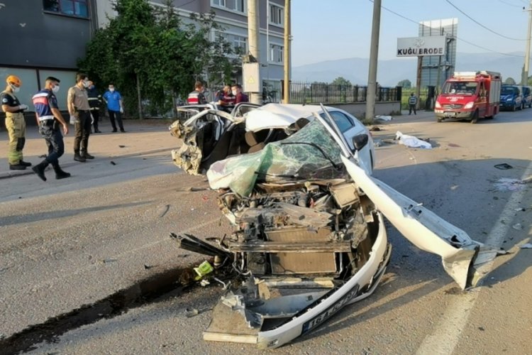 Bursa'da otomobilin beton direğe &ccedil;arparak par&ccedil;alandığı kaza kamerada: 3 &ouml;l&uuml;, 2 ağır yaralı