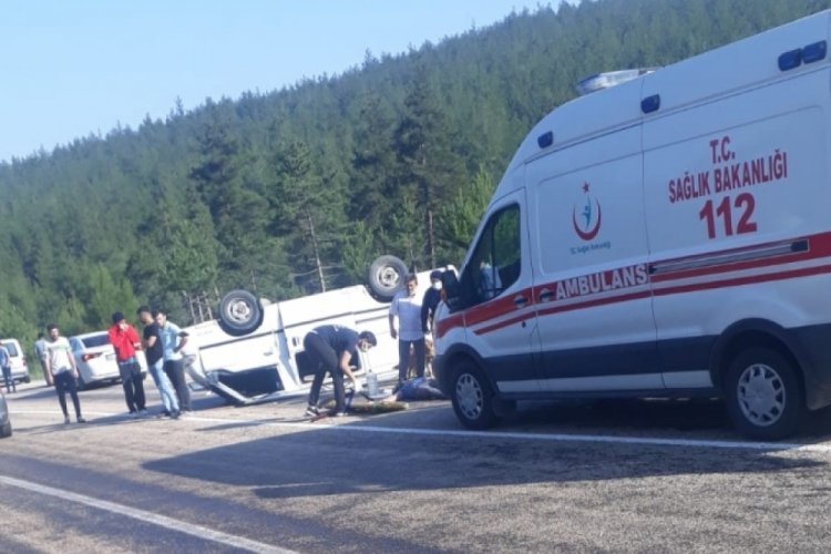 Bursa'da kontrolden çıkan minibüs devrildi: 1 ölü, 3 yaralı