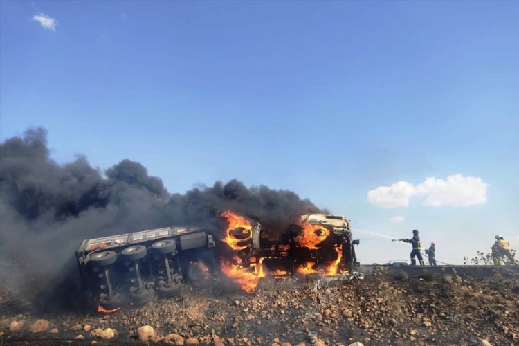 Devrilen tırda &ccedil;ıkan yangın tarlaya sı&ccedil;radı