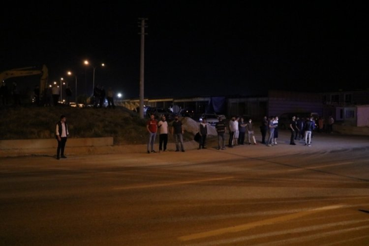 Polisin kaza yerinde seyirci vatandaşla zorlu imtihanı