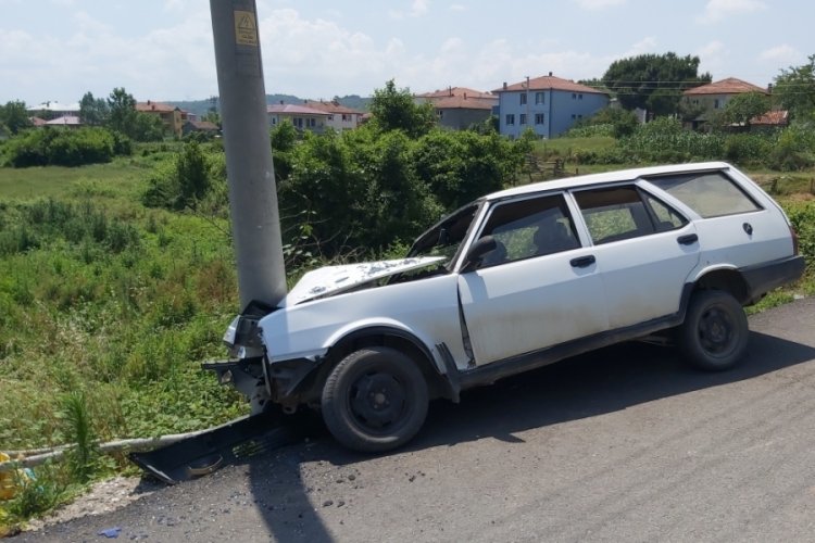 Kontrolden &ccedil;ıkan otomobil direğe &ccedil;arptı: 3 yaralı