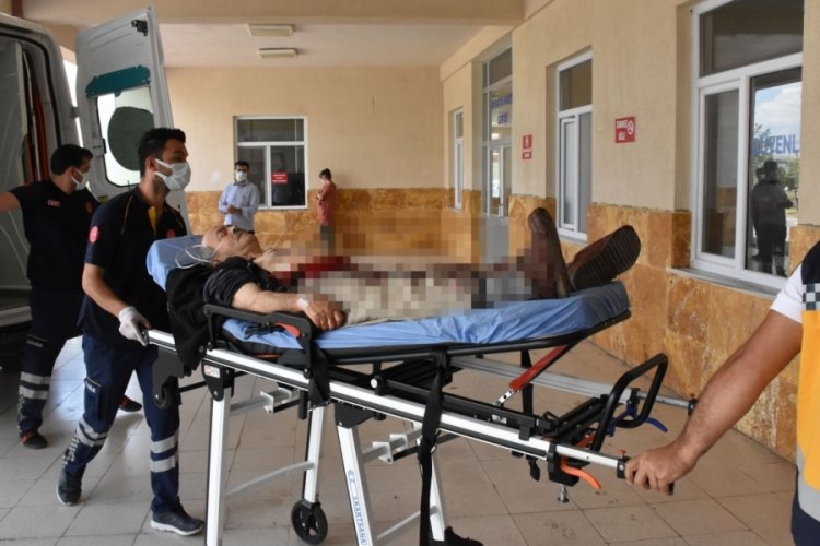 Cami bah&ccedil;esinde k&ouml;stebek tabancası kurarken yaralandı
