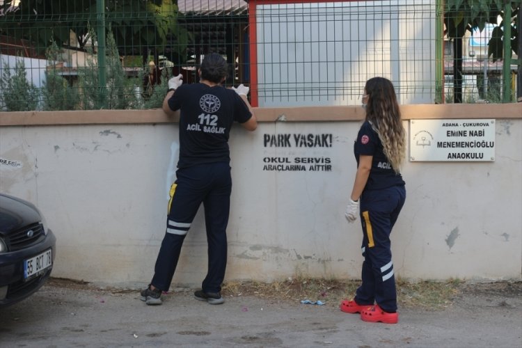 Okulda mahsur kalan 3 &ccedil;ocuktan biri, d&uuml;şerek yaralandı