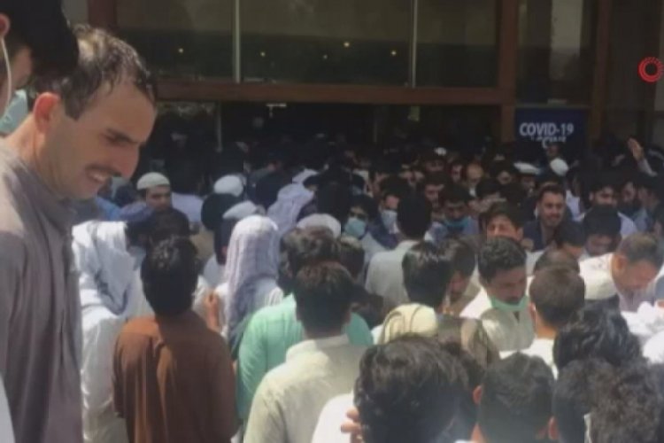 Pakistan'da halk korona virüs aşı merkezine akın etti