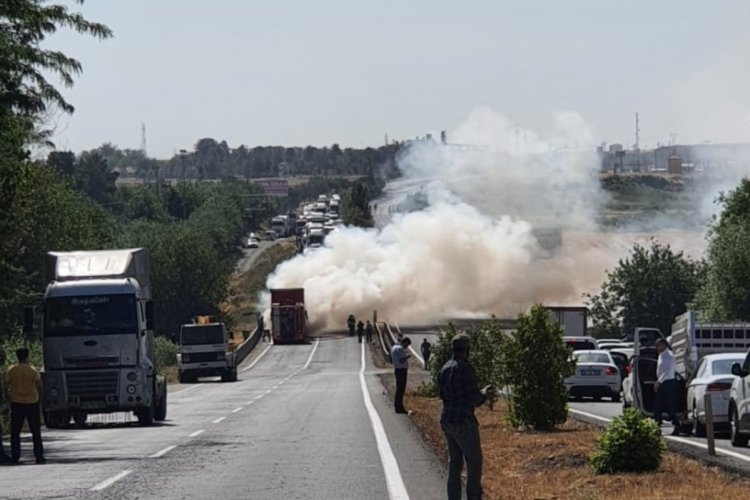 Patlayan lastikten &ccedil;ıkan kıvılcım, TIR'ın dorsesini yaktı
