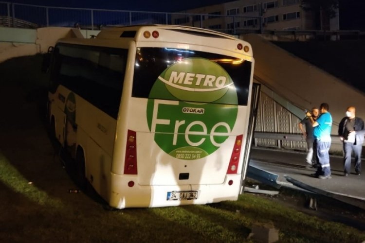 Yoldan &ccedil;ıkan midib&uuml;s bariyerlere &ccedil;arptı: 4 Yaralı