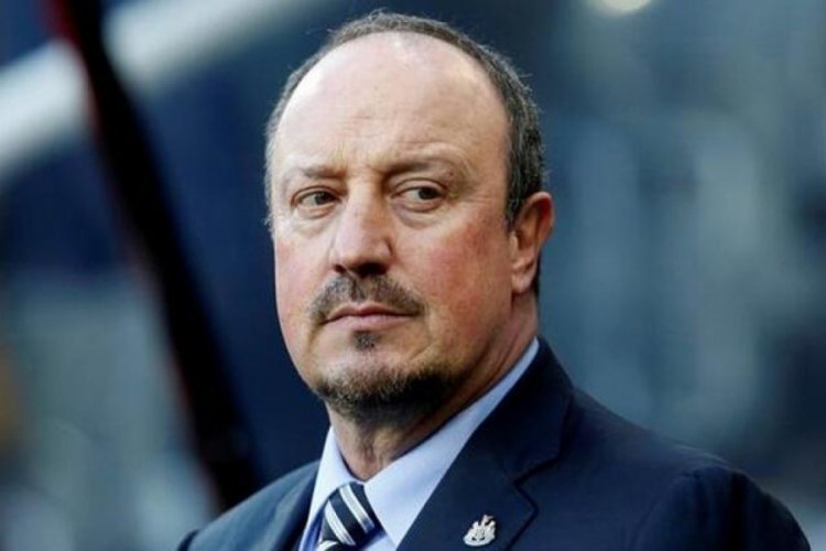 Rafael Benitez'in evinin &ouml;n&uuml;ne pankart asıp 'sakın imzalama' diye tehdit ettiler