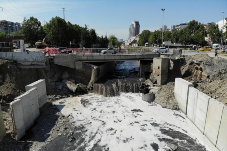 İstanbul'da siyah akan dere zehir sa&ccedil;ıyor