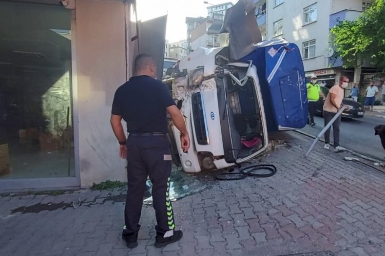 Kontrolden &ccedil;ıkan kamyonetin, iş yerinin duvarına &ccedil;arptığı anlar kamerada