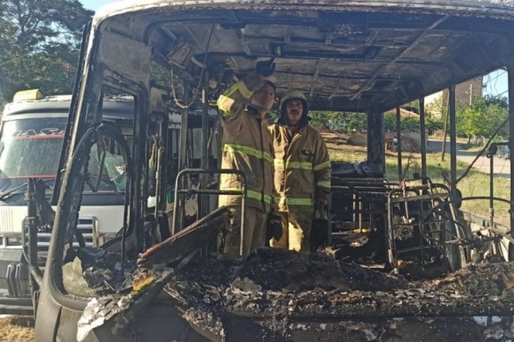 Kırıkkale'de park halindeki 2 minib&uuml;s yandı
