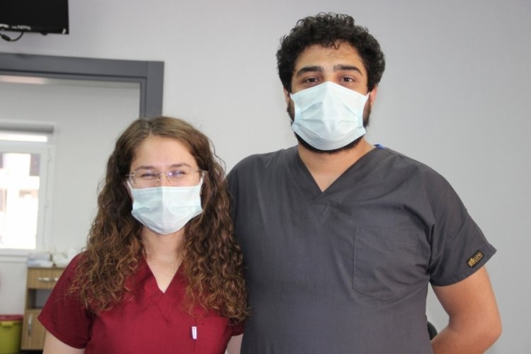 Sağlık&ccedil;ı &ccedil;iftin fedakarlığına Bakan Koca'dan teşekk&uuml;r