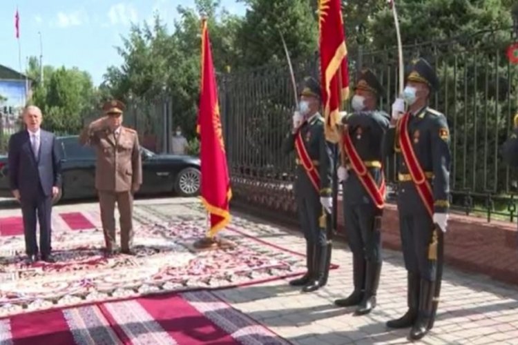 Bakan Akar, Kırgızistan'da resmi t&ouml;renle karşılandı