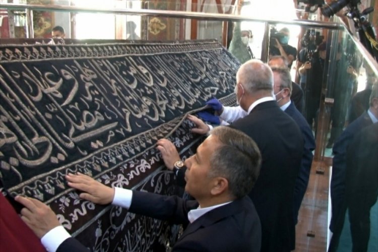 Kabe Kuşağı, Fatih Sultan Mehmet Türbesi�ne yerleştirildi Güncel Kabe Kuşağı, Fatih Sultan Mehmet Türbesi�ne yerleştirildi Güncel