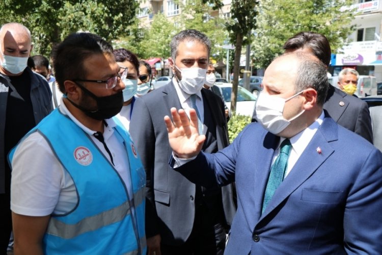 Bakan Varank sıcaktan bunalan takip&ccedil;ilerine dondurma servisi yaptı