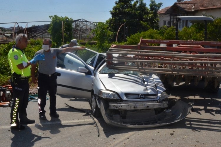 Otomobille trakt&ouml;r &ccedil;arpıştı: 1 &ouml;l&uuml;, 2 yaralı