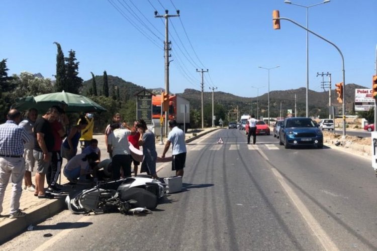 Bodrum'da otomobille &ccedil;arpışan motosikletin s&uuml;r&uuml;c&uuml;s&uuml; &ouml;ld&uuml;