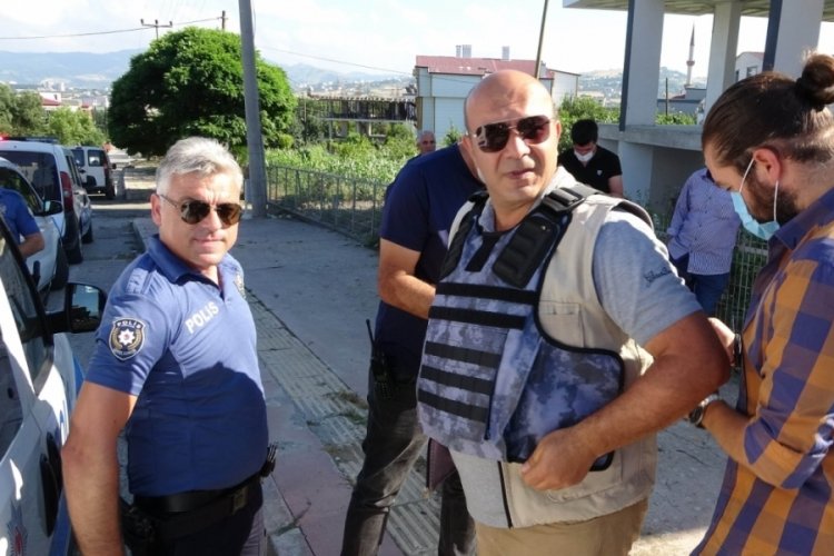 4. katın balkonunda intihara kalkışıp polislerin &uuml;zerine sandalye attı