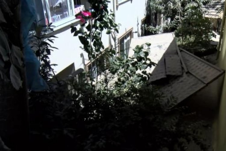 Yıkılan binadan evleri ve ara&ccedil;ları zarar g&ouml;renler tepkili