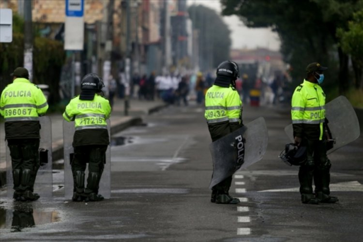 Kolombiya'da binlerce kişi h&uuml;k&uuml;met karşıtı protestolar d&uuml;zenledi