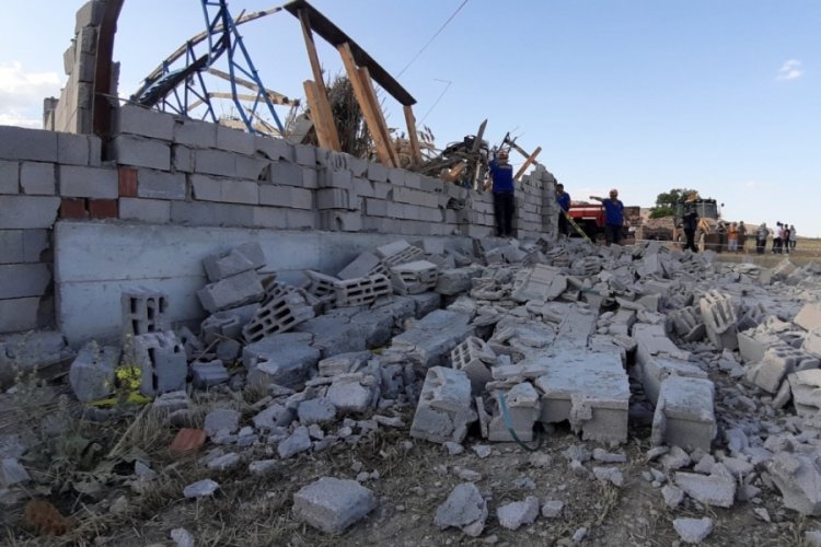 Afyonkarahisar'da ağıl &ccedil;&ouml;kt&uuml;; 15 hayvan &ouml;ld&uuml;, 3 iş&ccedil;i yaralandı