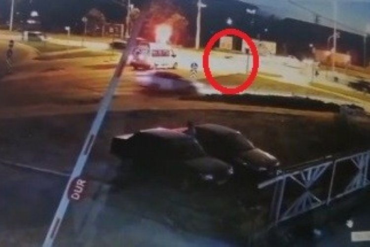 Bursa'daki feci kaza &ccedil;evredeki bir iş yerinin g&uuml;venlik kamerasına yansıdı