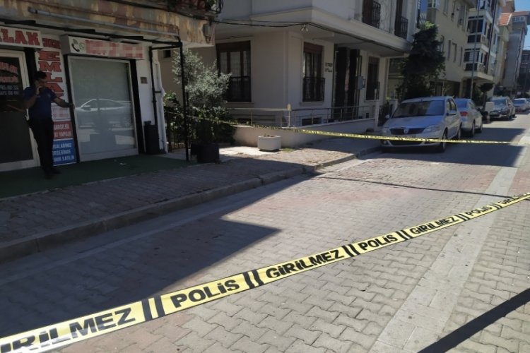 Eşini &ccedil;alıştığı iş yerinde bı&ccedil;akladı