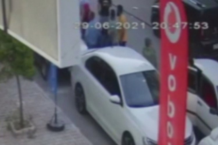 Yolun karşısına ge&ccedil;meye &ccedil;alışan k&uuml;&ccedil;&uuml;k kıza otomobil &ccedil;arptı