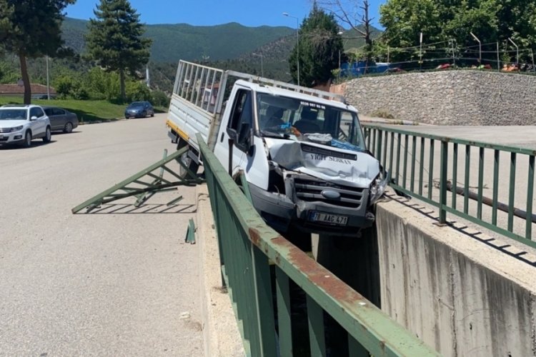 Freni boşalan kamyonet su kanalında asılı kaldı