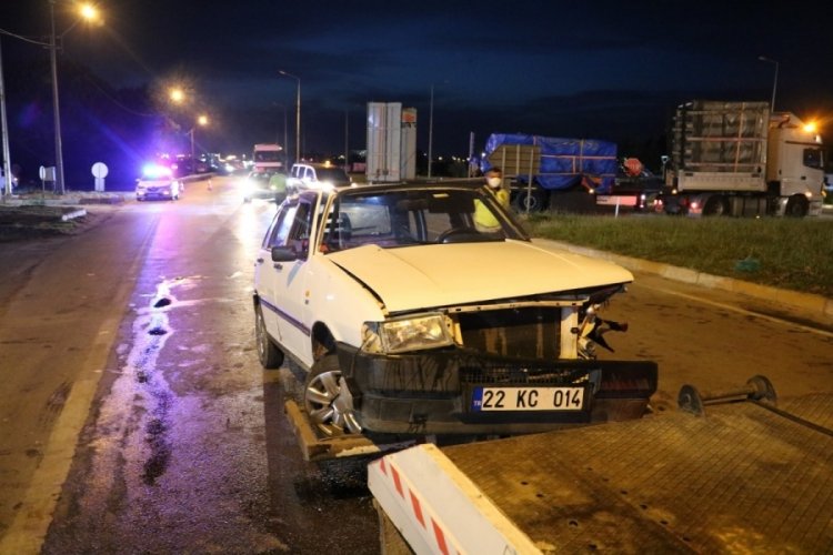 İki otomobil &ccedil;arpıştı: 4 yaralı