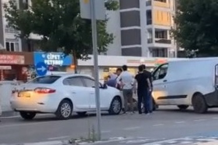 Bursa'da trafikte ter&ouml;r estiren s&uuml;r&uuml;c&uuml;ye meydan dayağı