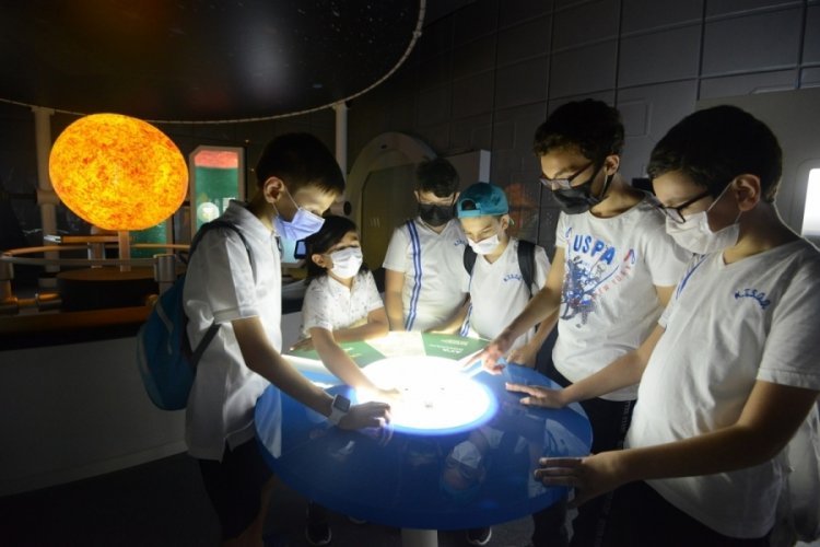 Bursa GUHEM'de öğrenciler uzay ve havacılık deneyimi yaşıyor