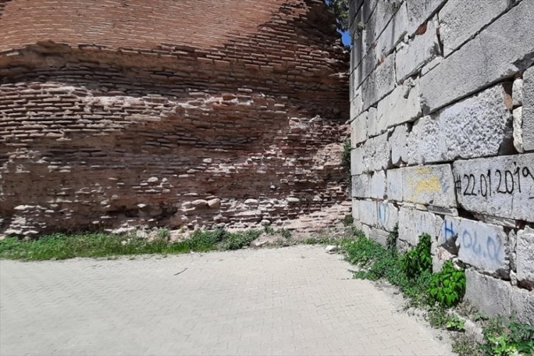 Bursa İznik'in surlarındaki yazılar "kumlama" y&ouml;ntemiyle siliniyor