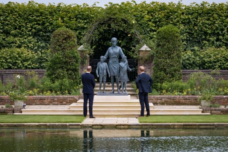 Londra'da Prenses Diana'nın heykeli a&ccedil;ıldı